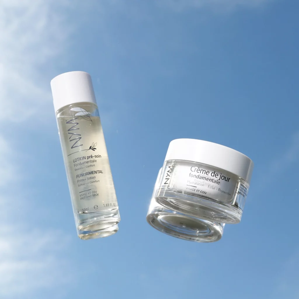 Lotion et Crème de Jour : Duo éclat : une lotion pré-soin hydratante et une crème de jour hydratante.