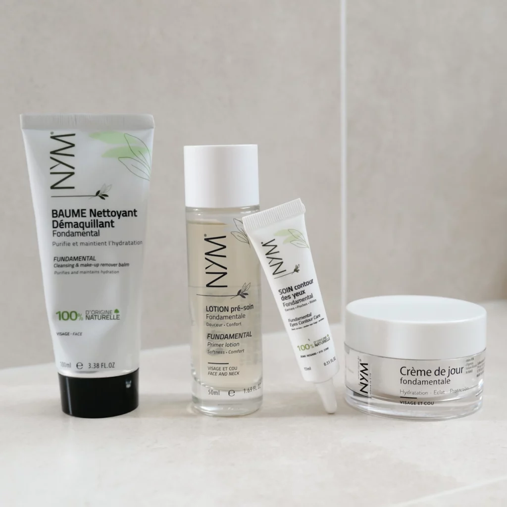 Routine hydratante au neem : baume nettoyant démaquillant naturel au neem, une lotion pré soin, un soin contour des yeux naturel au neem et une crème de jour apaisante et hydratante