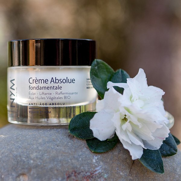 Crème Absolue de NYM avec une fleur